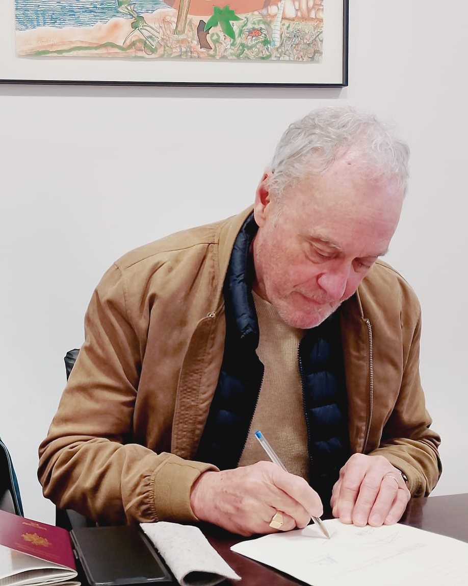Un client signe son acte